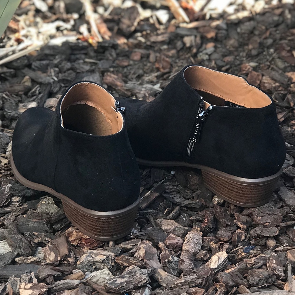 Western style low cut suede ankle booties - Picture 4 of 4